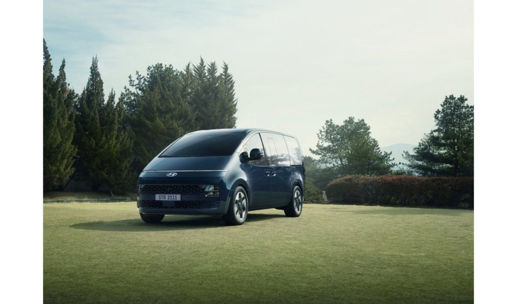 스타리아 네이비 컬러 자연 배경